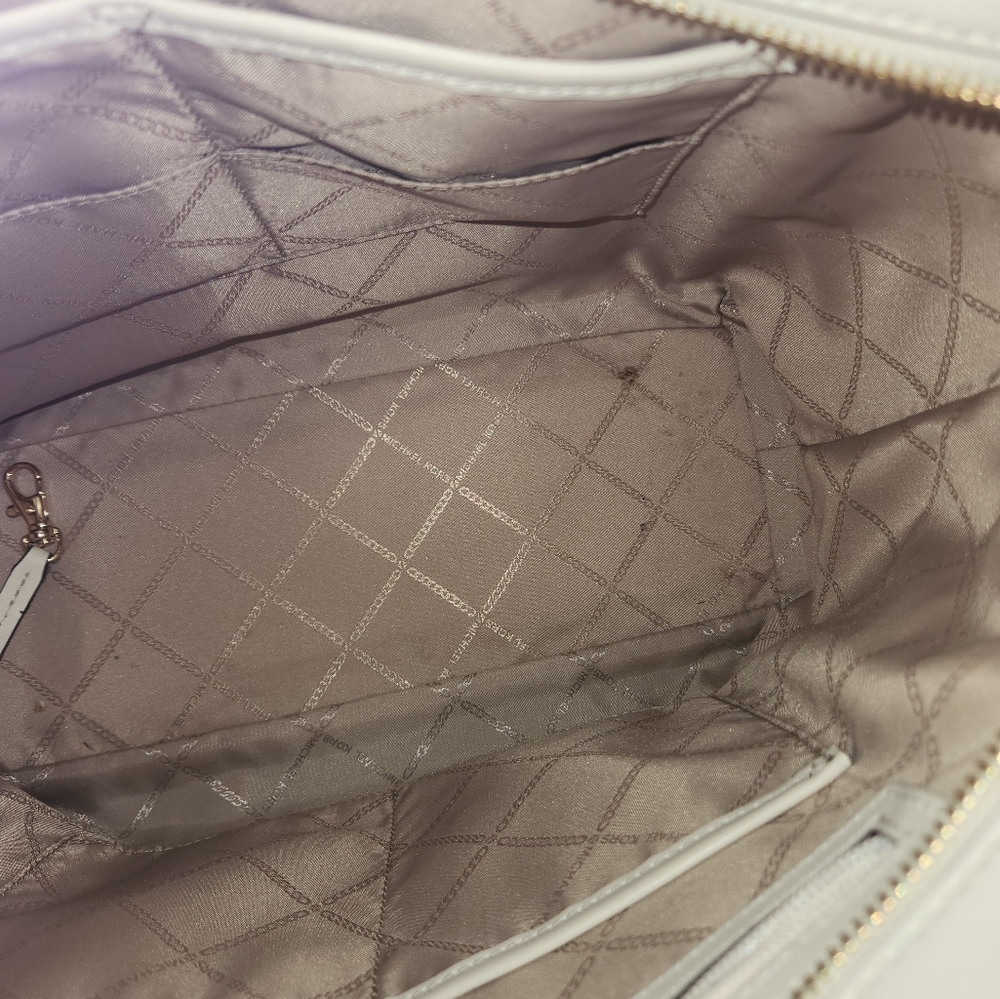 Authentic Michael Kors Handbag. - image 5